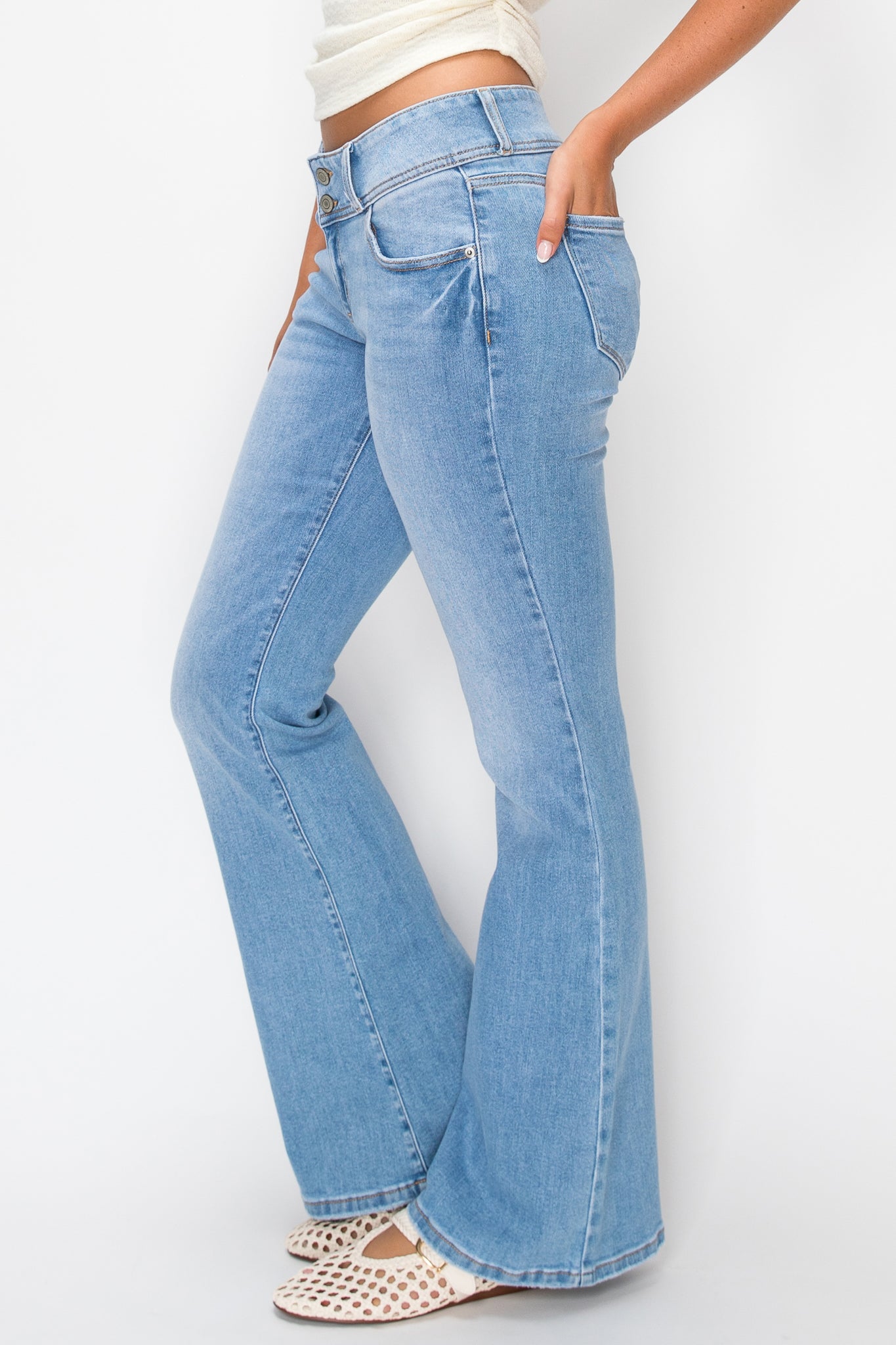 Model wearing light blue jeans.